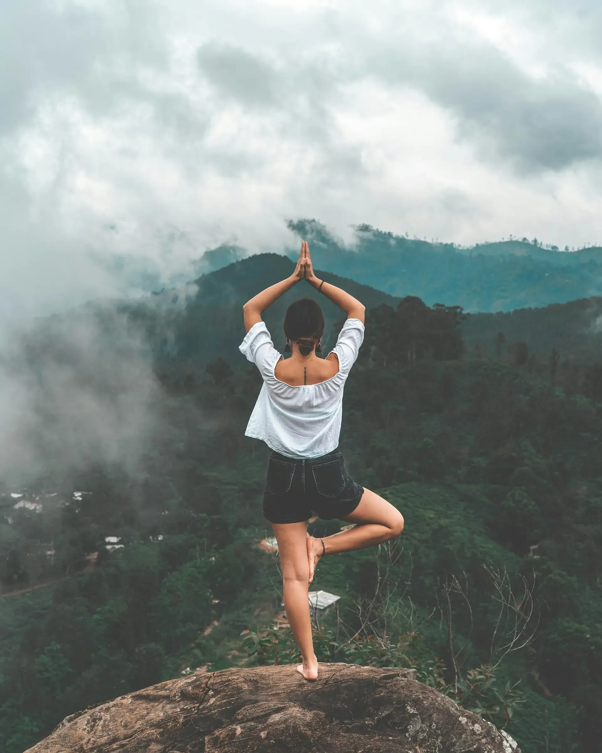 Posture de yoga en extérieur, bras levés