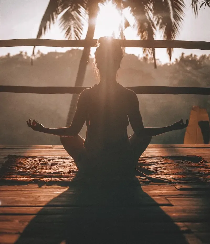 Méditation assise en tailleur, au lever du jour